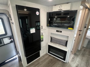 FOURNISSEUR DE NOUVELLES REMORQUES DE CAMPING LONGI TITUDE 230FK 2026 East To West À VENDRE - Product Image 2
