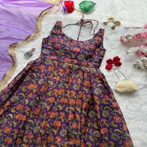 Vestido Anarkali de Seda Organza con Estampado Digital VASTRA COTTAGE, con Falda Amplia y Elegante Dupatta de Organza con Borde de Encaje de Diseñador - Product Image 4