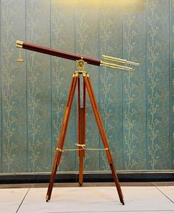 Telescopio Clásico de Explorador de Metal y Madera con Trípode de Madera para Decoración Histórica y Exhibición Educativa - Product Image 1
