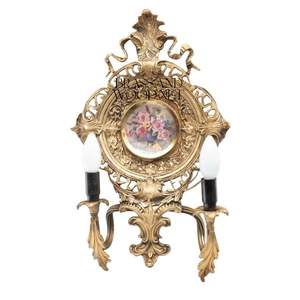 Applique murale en laiton antique avec cadre d'art floral orné et deux bras de style bougie pour intérieurs classiques de luxe - Product Image 4