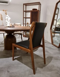 Silla de comedor moderna y barata Enzy hecha de madera de teca maciza de buena calidad y cojín de cuero PU con acabado de nogal para uso en interiores. - Product Image 3