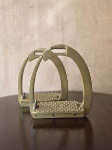 Montar a caballo de acero inoxidable con peldaños negros Peso ligero Antideslizante Estribos de caballo de acero inoxidable - Product Image 2