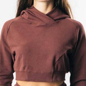 Haut court à capuche pour femme en coton uni pour l'hiver avec logo personnalisé sur le devant, tricot athlétique à manches longues pour la salle de sport et le fitness - Product Image 5