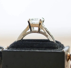 2,50 CTW Emerald Cut Lab Grown Moissanite Compromiso Anillo de bodas Conjunto de canales de plata esterlina CVD Diamante Elegante Corte Esmeralda - Product Image 3