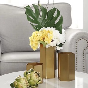 Vase en métal de base classique Accent décoratif moderne fini or Parfait pour une utilisation quotidienne dans les bureaux à domicile et les restaurants Style - Product Image 1