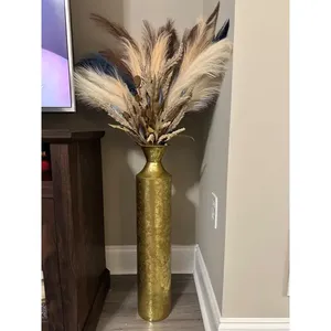 Deco 79 Juego de jarrones de metal desgastado dorado con patrones geométricos triangulares 3D para una decoración elegante del hogar - Product Image 1