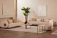 Canapé moderne incurvé trois places pour salon, avec dossier rigide rembourré en mousse, revêtement en tissu beige et base métallique, idéal pour appartement ou salon.