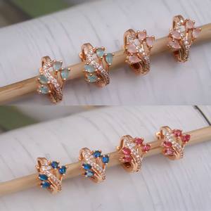 Boucles d'oreilles créoles élégantes en alliage or rose et zircon, bijoux légers et durables pour femmes, idéales pour le travail, les soirées et les événements. - Product Image 1