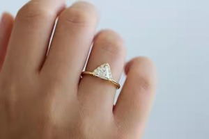 แหวนหมั้นทอง14K สีเหลืองกับสามเหลี่ยมตัดในห้องปฏิบัติการปลูกเพชรครบรอบแต่งงานโรแมนติกสัญญาเครื่องประดับ - Product Image 3