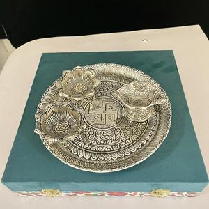 Ensemble de thali en argent plaqué avec un élégant coffret cadeau imprimé - Product Image 2