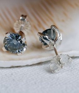 ต่างหูเพชรโมอิสสีเทาชุดทอง14K ลายมงกุฎที่ได้รับการรับรอง Gia ทรงกลม - Product Image 4