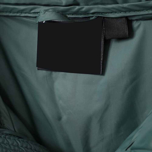 เสื้อแจ็คเก็ตพัฟเฟอร์น้ำหนักเบา คุณภาพดีเยี่ยม สำหรับฤดูหนาวบุผ้านวมอุ่นสบาย คอตั้ง ปักโลโก้ด้านหน้า งานควิลท์แบบกำหนดเองสำหรับผู้ชาย - Product Image 2