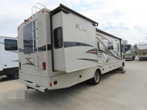 Autocaravana FLEETWOOD RV FLAIR 31A, Modelo 2017, Usada, de Alto Rendimiento, 36 pies de Largo, 2000 kg de Carga Útil, Color Oscuro, en Venta - Product Image 6