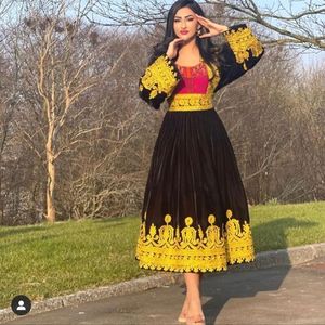 Vestidos afganos tradicionales de mujer de color negro con bordado dorado de proveedor al por mayor - Product Image 1