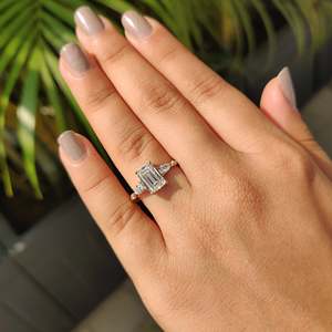 Anillo de compromiso con cinco diamantes de corte esmeralda - Product Image 4