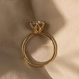 Bague solitaire en moissanite brillante ronde de 7 mm de style art déco avec tulipe florale à six griffes idéale pour une occasion spéciale - Product Image 3
