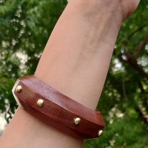 Bracelet élégant en bois naturel et en laiton fait à la main bijoux de mode écologiques pour les femmes - Product Image 1