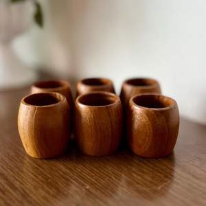 Ronds de serviette en bois personnalisés parfaits pour des idées de décoration de mariage personnalisées ou des arrangements de table uniques pour un dîner ou un événement - Product Image 5