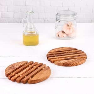 Salvamanteles de madera de olivo tunecino elegante tallado rústico redondo duradero para platos calientes para cocina y comedor - Product Image 1