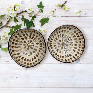 Ensemble de 2 bols en noix de coco laqués peints à la main, design organique unique avec logo personnalisé jetable pour les marques sur Offre Spéciale - Product Image 1