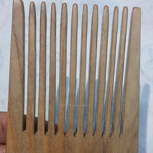 Peinetas negras hechas a mano con mango de madera Material de cuerno Logotipo personalizado para uso comercial en salones Disponible Precio de fábrica a granel - Product Image 1