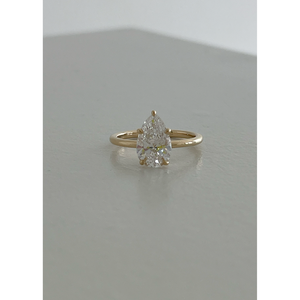 Anillo de compromiso de oro macizo de 14 quilates con diamante en forma de pera de Elizabeth Lab - Product Image 6