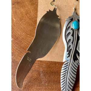 Pendientes colgantes de plumas de plata de ley y turquesa Tom and Rose Kingman de Singer - Product Image 4