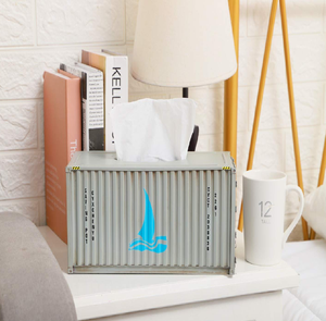 Cette boîte à mouchoirs ornée, avec un défilement d'or complexe et un design floral sur une base blanche, apporte un charme royal et vintage - Product Image 3