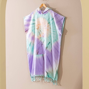 Poncho de Playa para Adultos al por Mayor - Toalla con Capucha en Espiral, Morado Tie-Dye, 100% Algodón Turco, Bata de Cambio para Surf y Natación, Proveedor OEM - Product Image 1