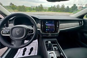 VOLVO S90 B6 AWD PLUS 2023 d'occasion, conduite à gauche/droite - Product Image 3