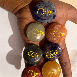 Juego de Piedras Cruzadas con Grabado Sánscrito de 7 Chakras, Hechas a Mano, Cristales Curativos Naturales, Símbolos de Chakra, Gemas de Meditación Reiki - Product Image 1