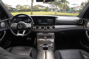 รถยนต์เมอร์เซเดส-เบนซ์ อี-คลาส ซีดาน ปี 2019 สภาพดีเยี่ยม เครื่องยนต์เบนซินธรรมดา 250-300 แรงม้า เกียร์อัตโนมัติ หลังคาซันรูฟแบบพาโนรามา ระบบมองเห็นรอบทิศทาง 360 องศา - Product Image 6