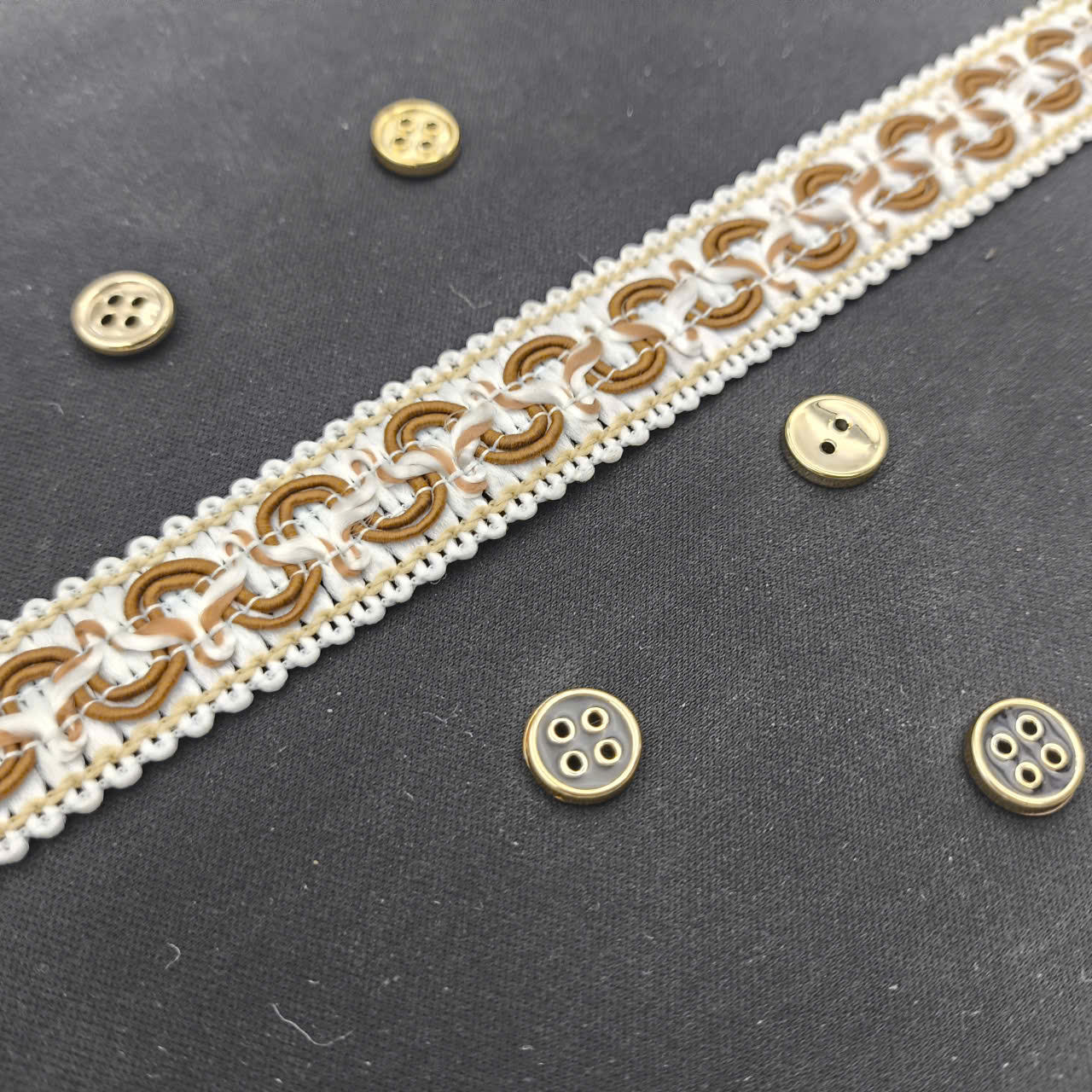 ลายสีขาวและสีน้ำตาลเป็นคลื่น