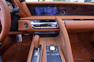 NOUVELLE ARRIVÉE - VOITURE D'OCCASION EN EXCELLENT ÉTAT - Lexus LC 500 Cabriolet 2023 - PRÊTE À ÊTRE EXPÉDIÉE - Product Image 3