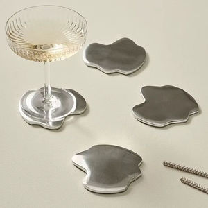 Posavasos de metal plateado diseñados para combinar con utensilios de cocina modernos y mejorar el estilo de presentación de bebidas de mesa todos los días - Product Image 1
