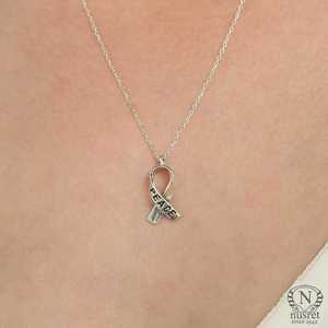 Collier en Or 14K et Argent Sterling 925 Plaqué Rhodium avec Ruban Gravé 'PEACE' et Pierres Principales en Zircon, Diamant et Perle, Livré en Boîte - Product Image 1