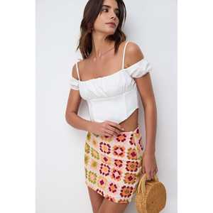 Top Corto Informal con Tirantes Dobles y Diseño de Logotipo en la Parte Delantera - Product Image 2