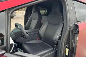 Camioneta Coupé 2024, Tracción en las Cuatro Ruedas, Bajo Kilometraje, Caja de Cambios Automática, Volante a la Izquierda, Asientos de Cuero Oscuro, Motor Turbo Gasolina/Eléctrico - Product Image 2