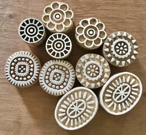 Ensemble de blocs d'impression en bois sculptés à la main, motifs floraux et géométriques |   Outils de blocage d'impression textile indiens ronds - Product Image 1