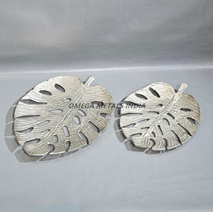 Elegante bandeja ovalada en plata pulida con asas elegantes, ideal para servir aperitivos y mejorar la decoración de su hogar - Product Image 4