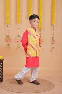 Enfants Leheriya Imprimé Kurta avec Pyjamas & Nehru Veste en ligne - Product Image 4