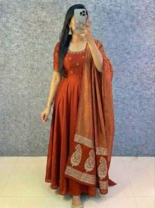 Kurta Tradicional India de Seda Vichitra para Mujer, Hecha a Mano en Banarasi, de Alta Calidad a Precio Razonable, Disponible en 7 Días - Product Image 4