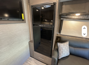 Autocaravana de Lujo T h o r 2023 Asequible, Usada, Blanca, con Volante a la Izquierda, para 4-6 Personas, Euro4, para Camping y Uso Doméstico - Product Image 3