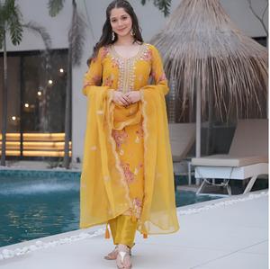 Conjunto Salwar Kameez de seda suave con Dupatta elegante bordado y parte inferior elegante para uso informal y de fiesta a precios de mayorista - Product Image 1