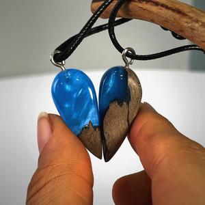 Collier pendentif en forme de cœur en résine fait à la main Collier pendentif en résine rectangulaire en bois - Product Image 1