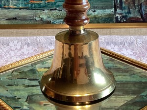 Campana de Mano de Latón Superior con Mango de Madera para Coordinación de Eventos, Meditación y Control Escolar - Product Image 4