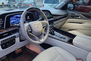 2023 Cadillac Escalade Premium Luxury Platinum 4WD Gasolina, Bajo Kilometraje - Product Image 4