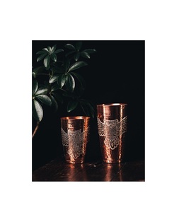 Vaso de agua de cobre ecológico con brillo pulido y textura detallada, perfecto para cenas temáticas rústicas y decoración de bienestar - Product Image 1