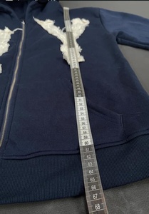 Sweat à capuche Grunge Revival avec patchs usés, style vintage délavé, coupe oversize, pièce phare de style urbain - Product Image 3