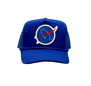 Gorra trucker personalizada al por mayor para marcas de streetwear, con insignia tejida, snapback de 5 paneles con cordón trenzado y malla. - Product Image 1